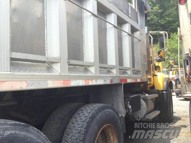 Mack CV713 砂鹽撒布機