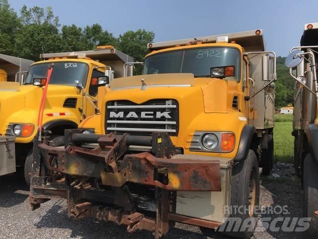 Mack CV713 砂鹽撒布機