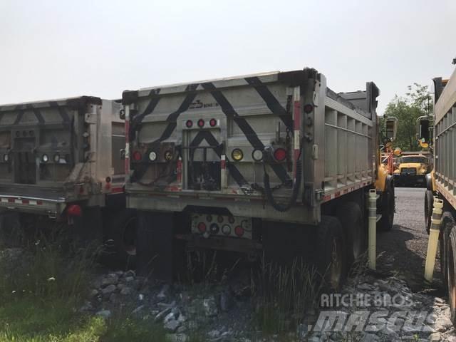 Mack CV713 砂鹽撒布機