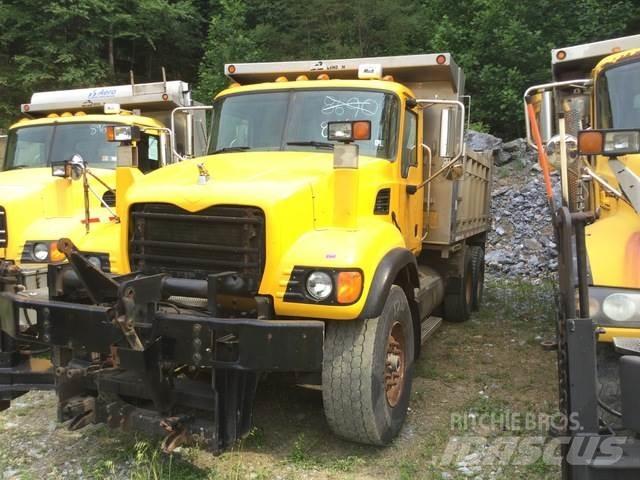 Mack CV713 砂鹽撒布機