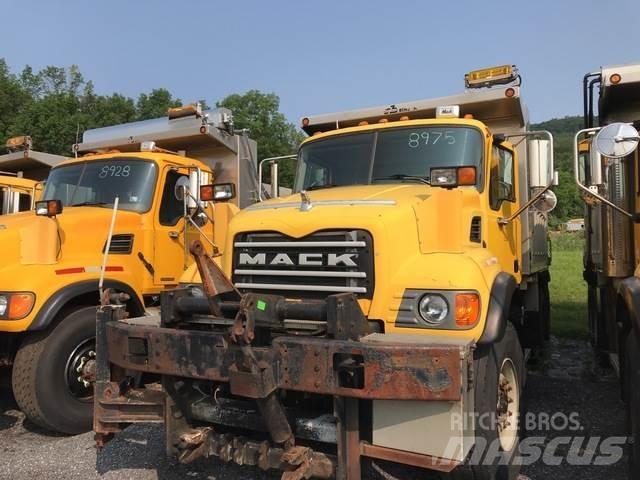 Mack CV713 砂鹽撒布機