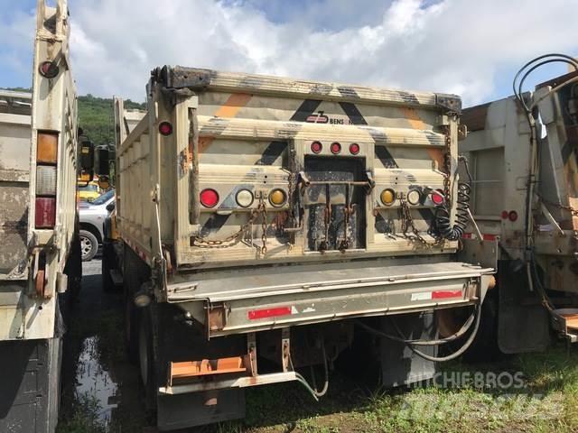 Mack CV713 刮雪板和犁