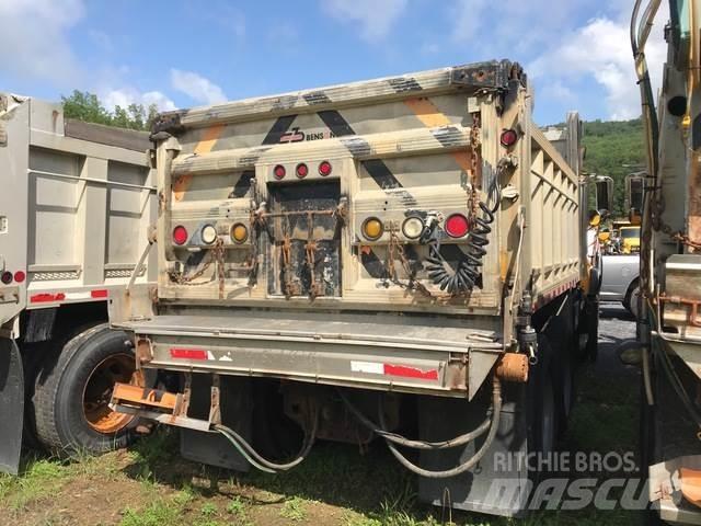 Mack CV713 刮雪板和犁