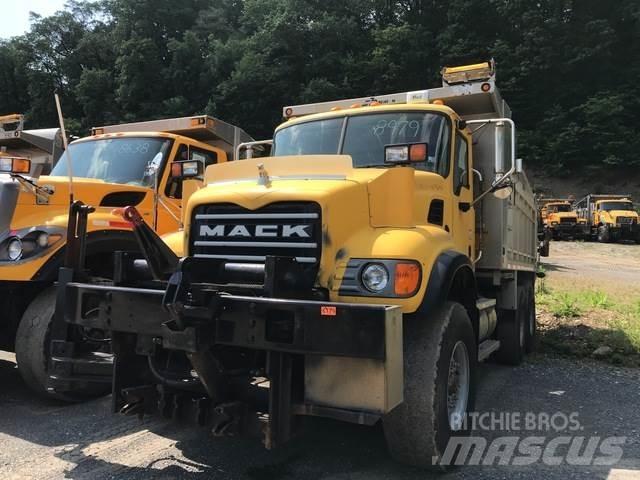 Mack CV713 刮雪板和犁