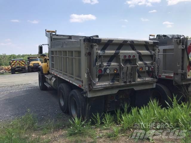 Mack CV713 刮雪板和犁