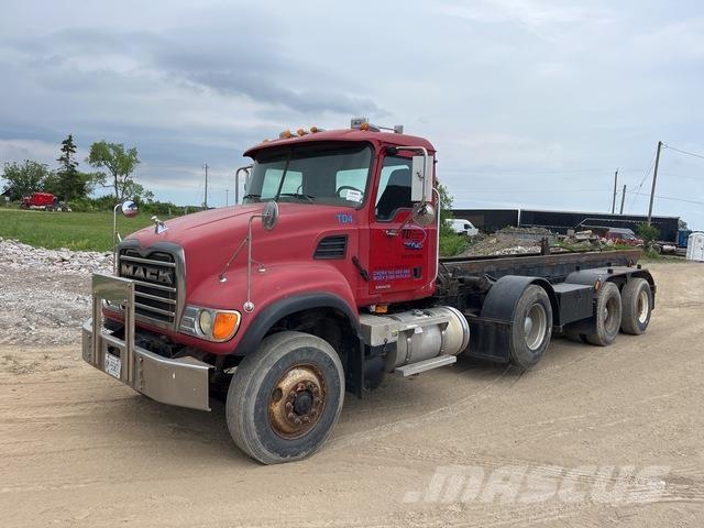 Mack CV713 裝載運輸卡車