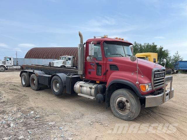 Mack CV713 裝載運輸卡車