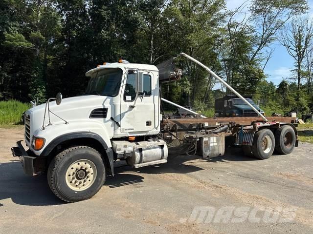 Mack CV713 裝載運輸卡車