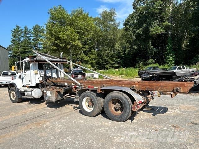 Mack CV713 裝載運輸卡車