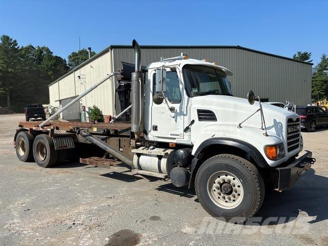 Mack CV713 裝載運輸卡車