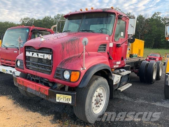Mack CV713 駕駛室與內部