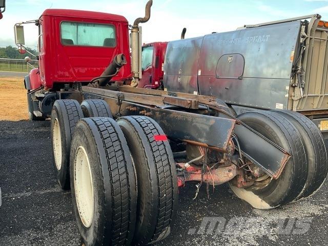 Mack CV713 駕駛室與內部
