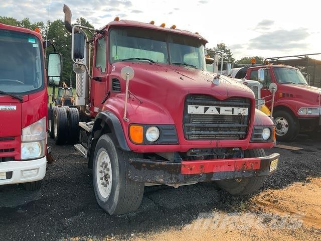 Mack CV713 駕駛室與內部