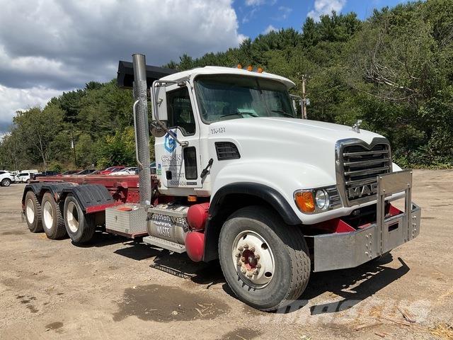 Mack CV713 裝載運輸卡車