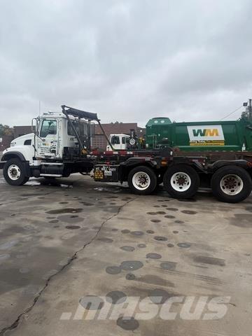 Mack CV713 裝載運輸卡車