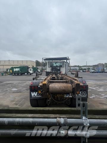 Mack CV713 裝載運輸卡車
