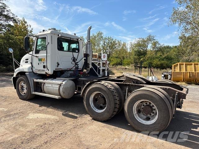 Mack CXN613 曳引機組件