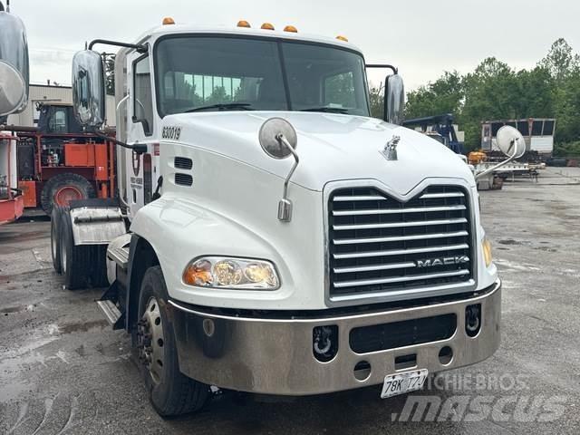 Mack CXU613 曳引機組件