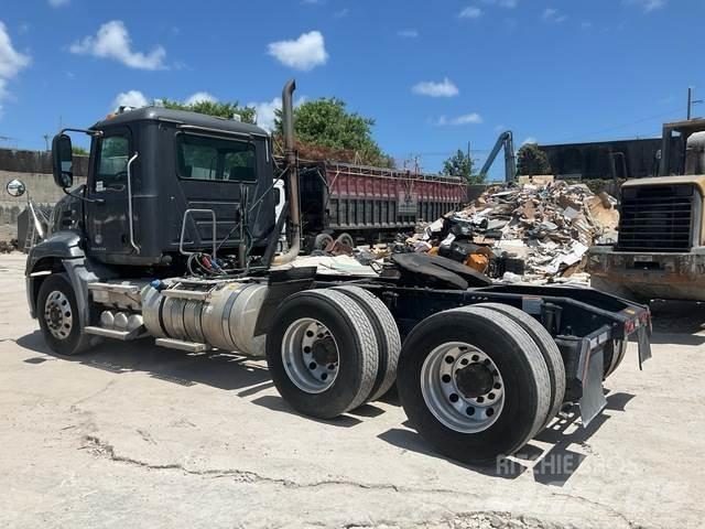 Mack CXU613 曳引機組件