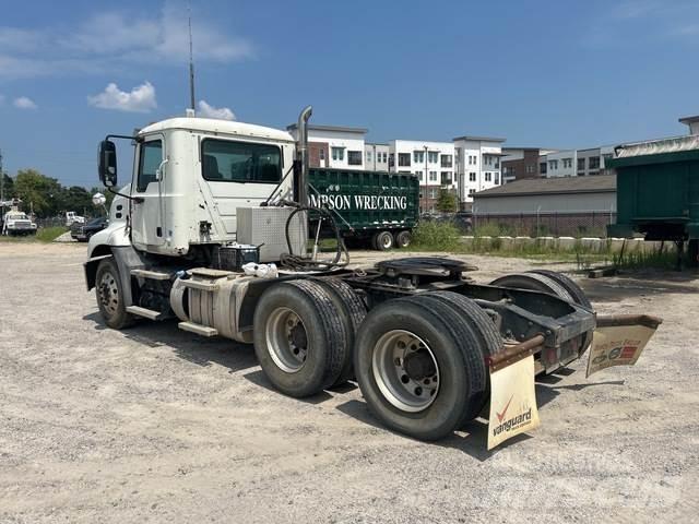 Mack CXU613 曳引機組件