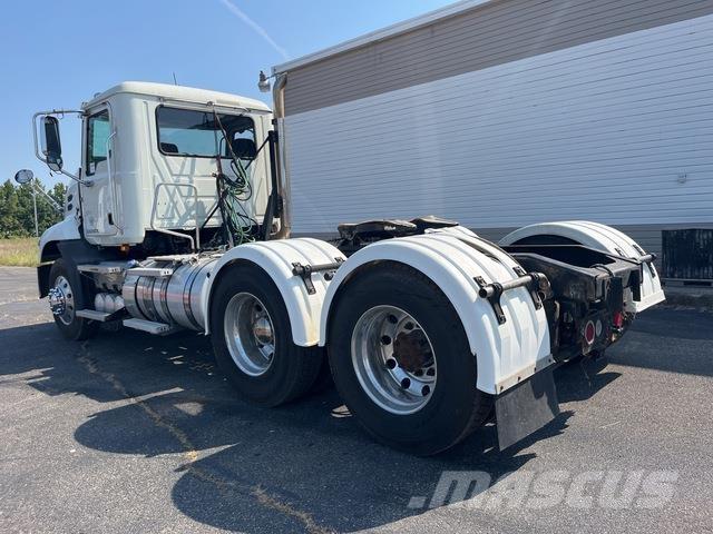 Mack CXU613 曳引機組件
