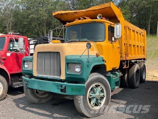 Mack DM686SX 傾卸式卡車