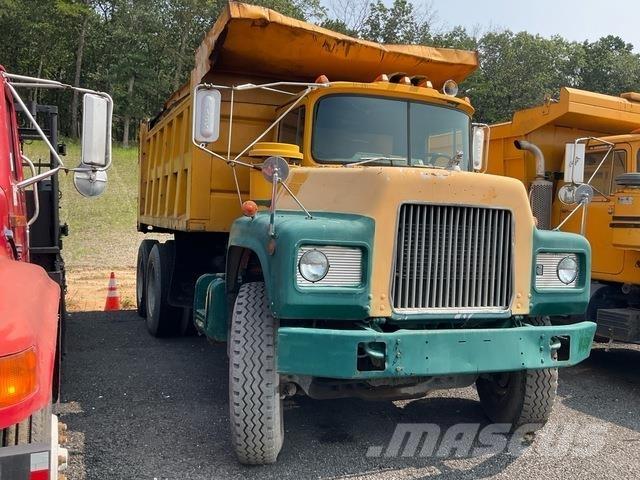 Mack DM686SX 傾卸式卡車
