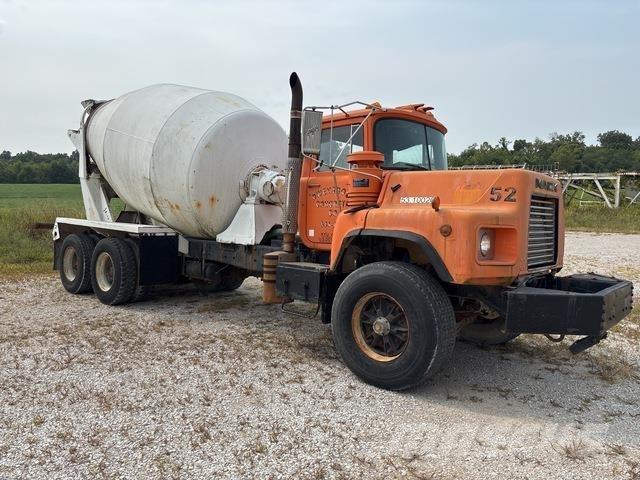 Mack DM690 水車