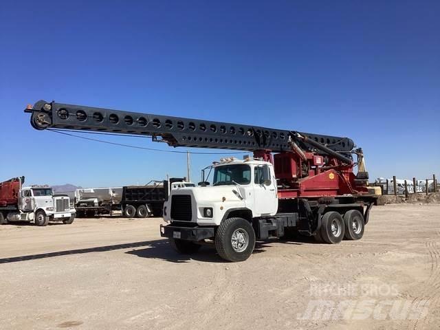 Mack DM690S 移動式鑽機車