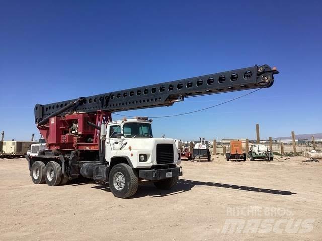 Mack DM690S 移動式鑽機車