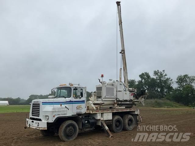 Mack DMM6906S 移動式鑽機車
