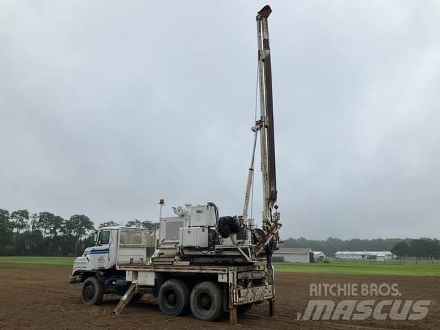 Mack DMM6906S 移動式鑽機車