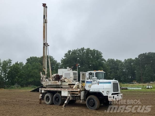 Mack DMM6906S 移動式鑽機車