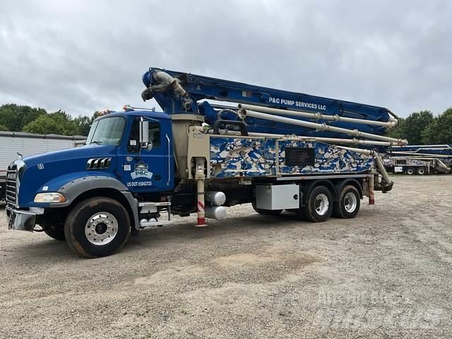 Mack GR64B 混凝土泵浦