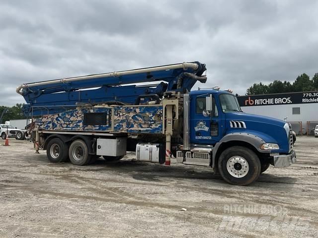 Mack GR64B 混凝土泵浦