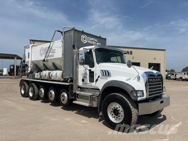 Mack GR64F 混凝土車
