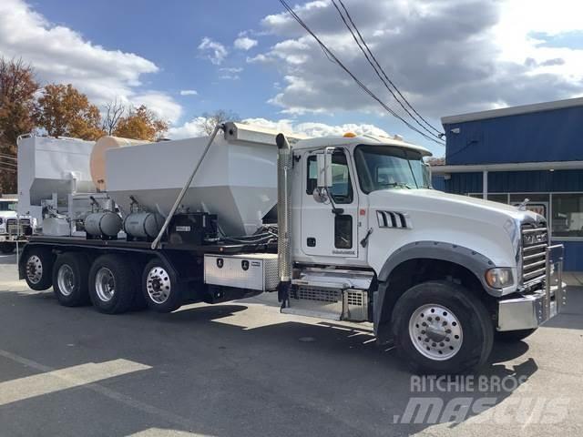 Mack GU713 混凝土車