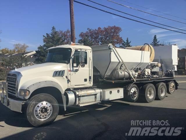 Mack GU713 混凝土車