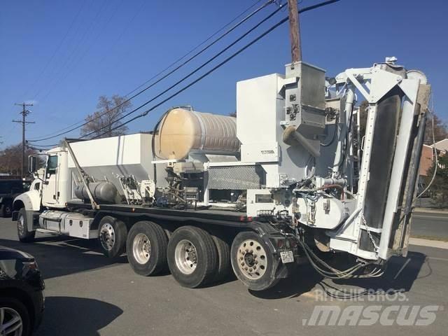 Mack GU713 混凝土車