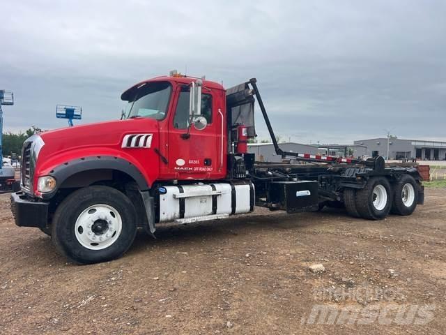 Mack GU713 裝載運輸卡車