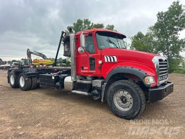 Mack GU713 裝載運輸卡車