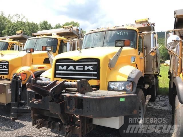 Mack GU713 刮雪板和犁