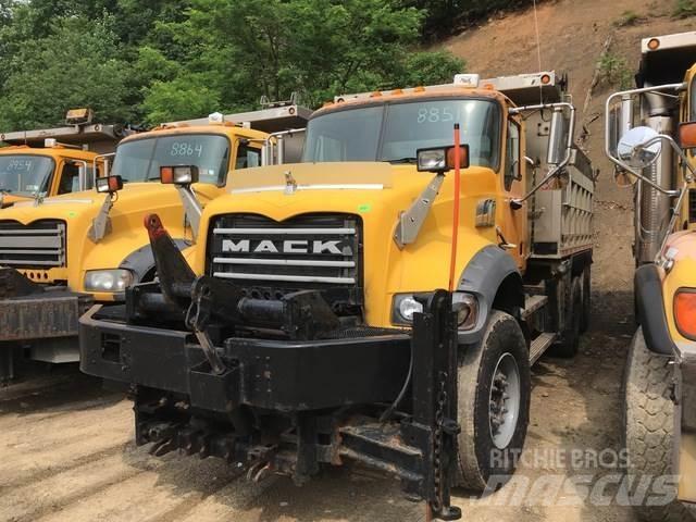 Mack GU713 刮雪板和犁