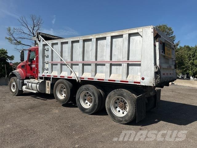 Mack GU713 傾卸式卡車