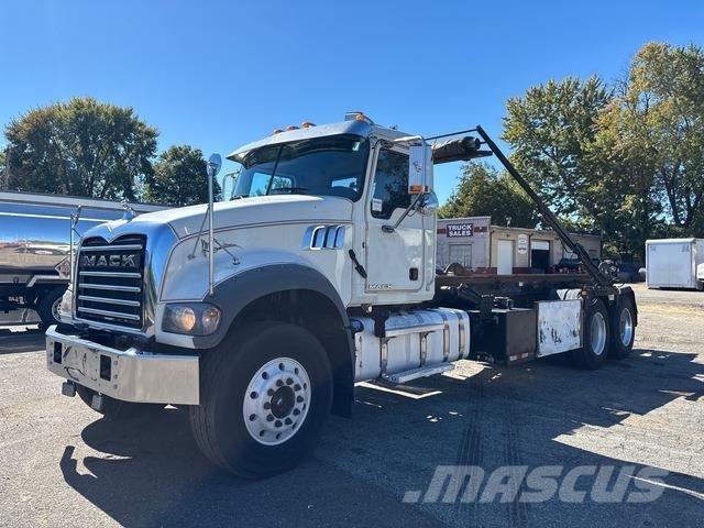Mack GU713 裝載運輸卡車