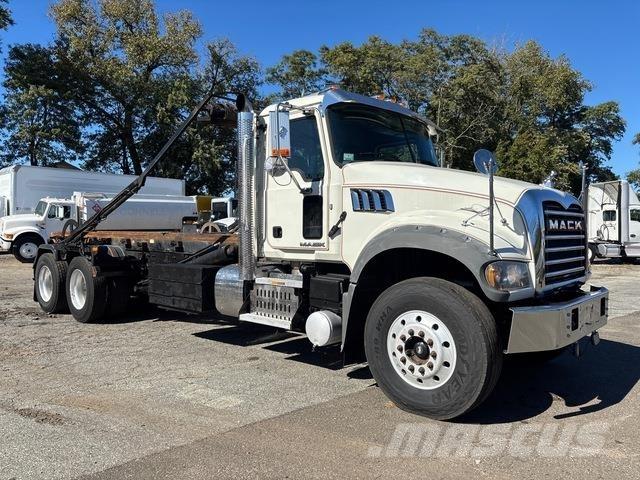 Mack GU713 裝載運輸卡車