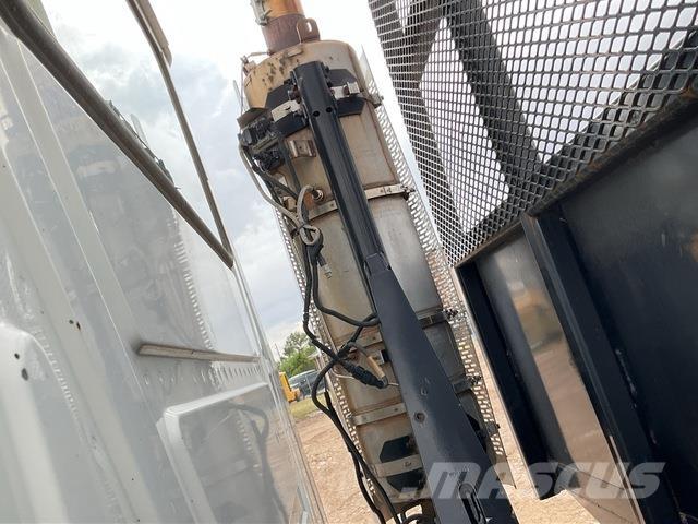 Mack GU713 平板式/側卸式卡車