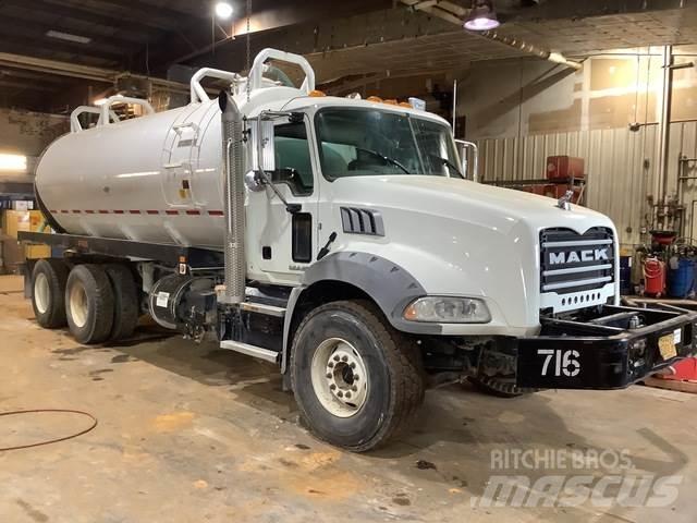 Mack GU813 運油車
