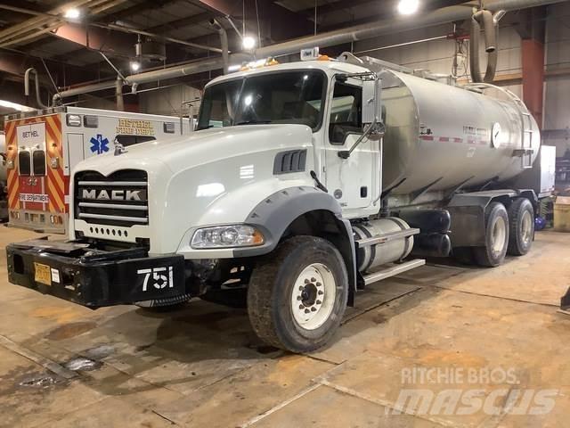 Mack GU813 水車