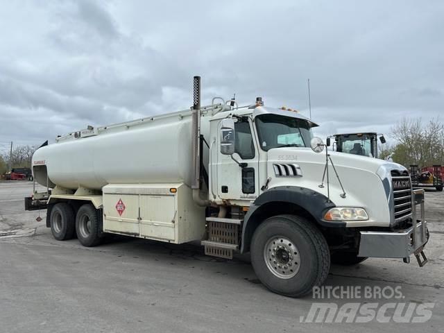 Mack GU813 運油車